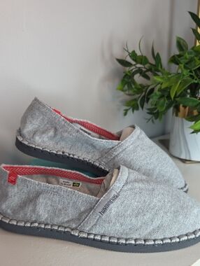 Havaianas Light Gray Slip-On Espadrille with Red Trim